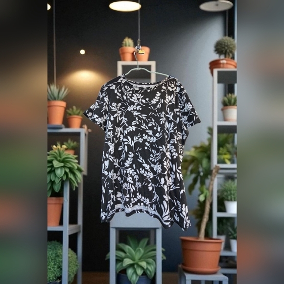 Croft & Barrow Essential Crewneck TeeColor: Black Multi Floral, Size: L (EUC) - Picture 4 of 8